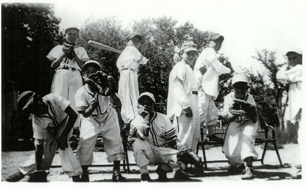 ¡Pleibol! In the Barrios and the Big Leagues / En los barrios y las grandes ligas