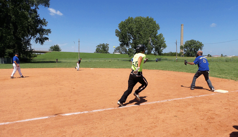  ¡Pleibol! In the Barrios and the Big Leagues / En los barrios y las grandes ligas 